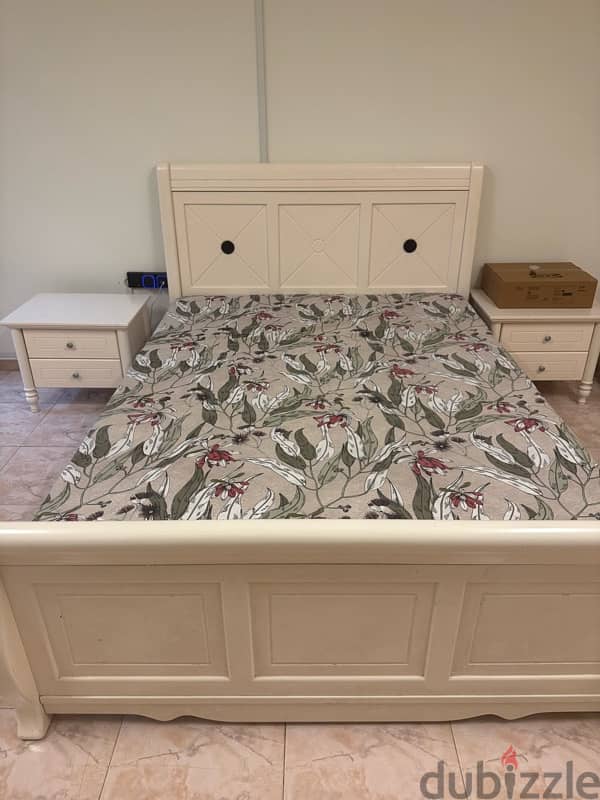 queen size bed with sidetable and mattress 0