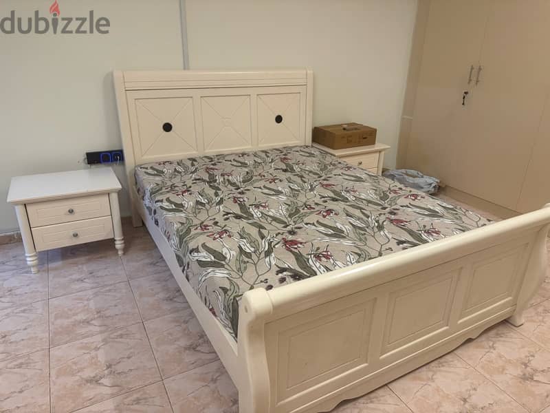 queen size bed with sidetable and mattress 1