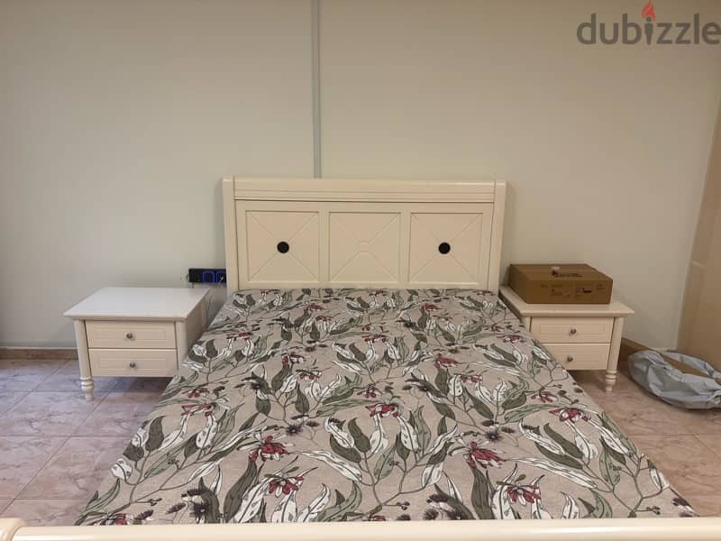 queen size bed with sidetable and mattress 2