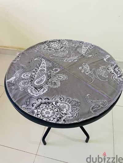 Round dining table