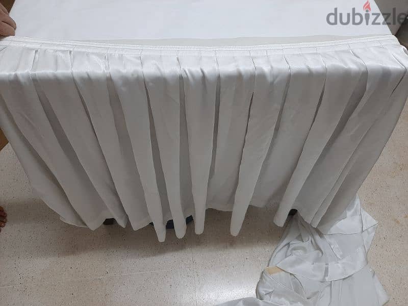 good contition table said curtain. . Whit coler 0