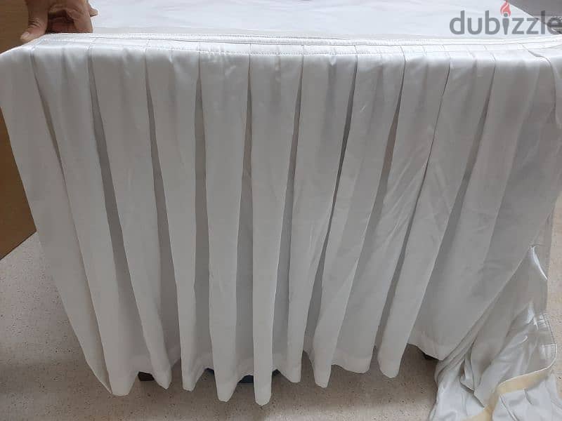 good contition table said curtain. . Whit coler 1