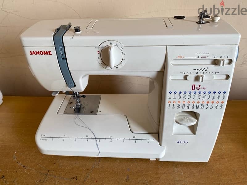 JENOME,  423 S       Sewing Mechine 0