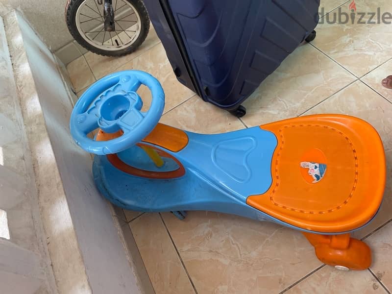 kids tricycle and tollo car good condition 3