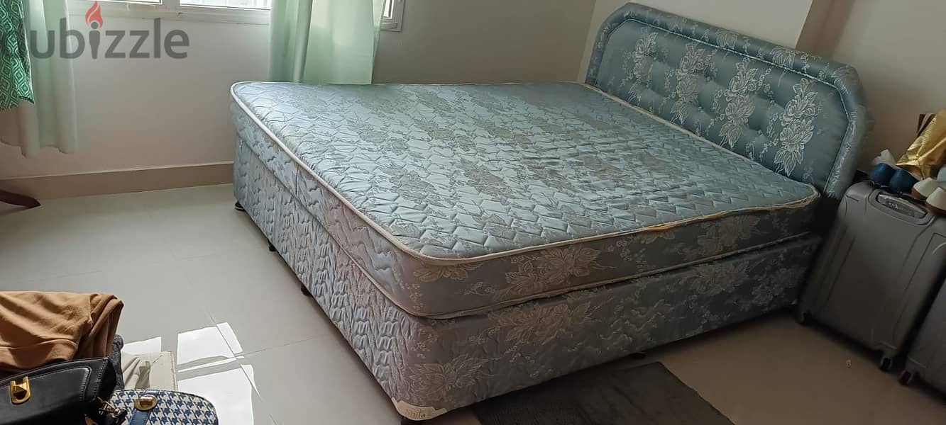 Queen size bed for sale 0