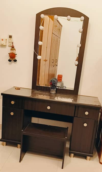 Hollywood dressing table