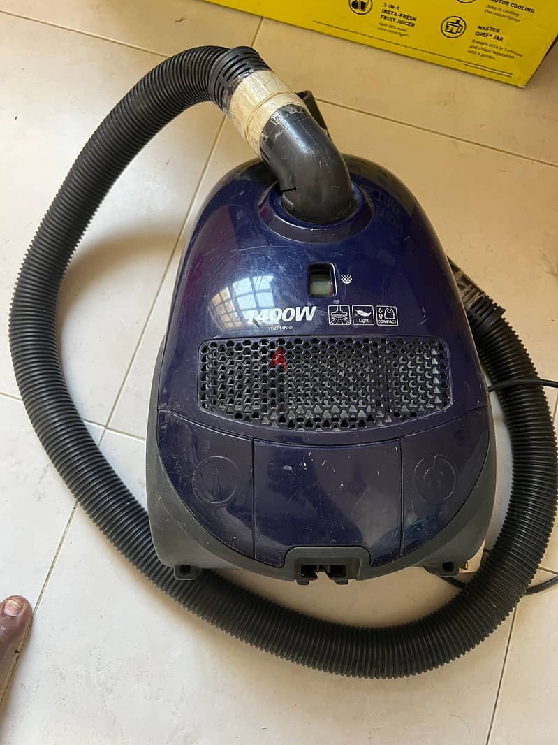 LG vacuum cleaner 1400 W 0