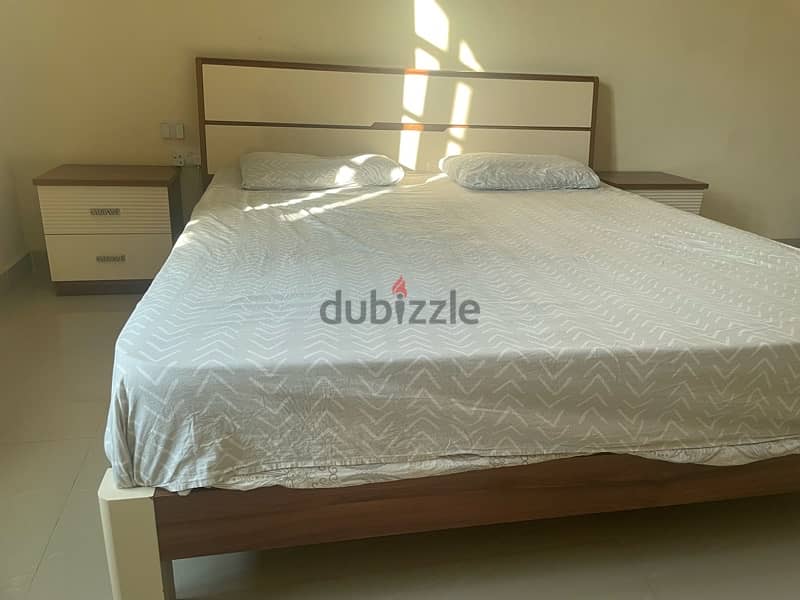 Queen size bed 1