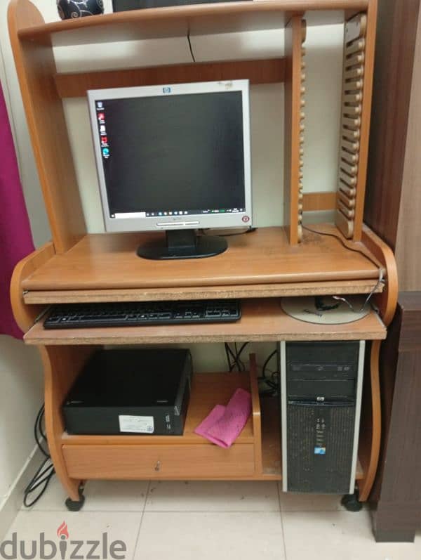 computer table along with computer 0