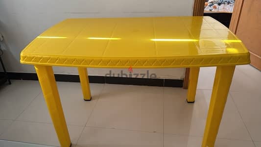 plastic dining table