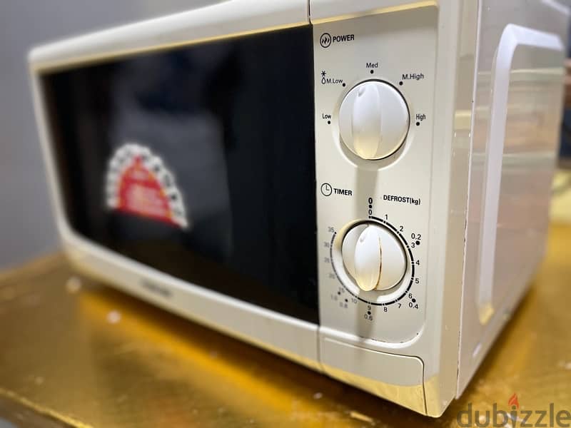 MICROWAVE OVEN 700W Excellent Condition 1