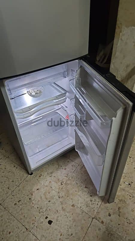 Hitachi fridge with good condition 2