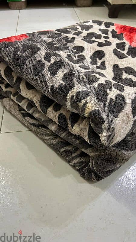 Black and white colour King size blanket for sale 3