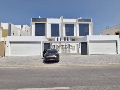 6 BR + Maid's Room Brand New Modern Villa – Mawaleh South