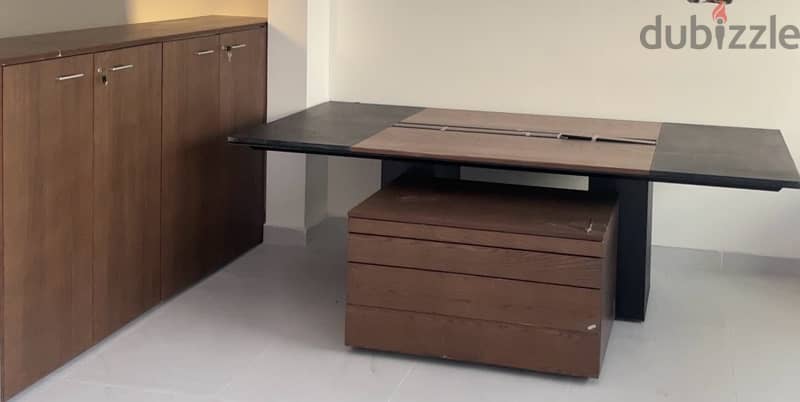 كراسي وطالولات مكاتب للبيع بسعر جداً ممتاز  ‏Sale office Tables 4