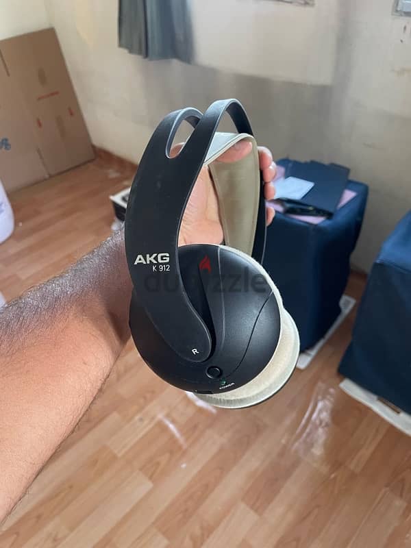 AKG Wireless Over-Ear Headphone 3