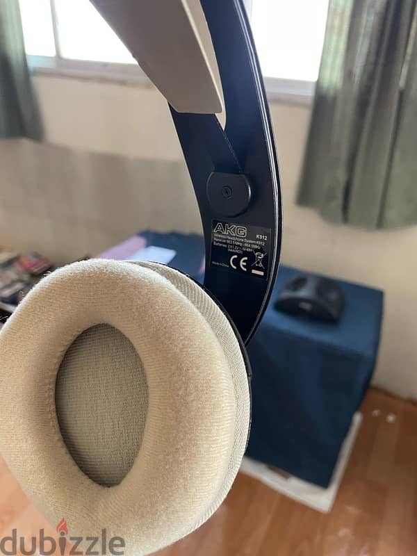 AKG Wireless Over-Ear Headphone 4