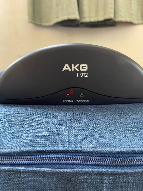 AKG Wireless Over-Ear Headphone 5