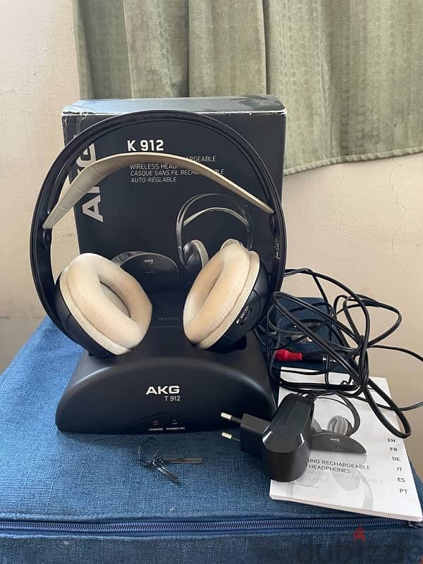 AKG Wireless Over-Ear Headphone 6