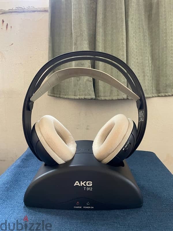 AKG Wireless Over-Ear Headphone 7