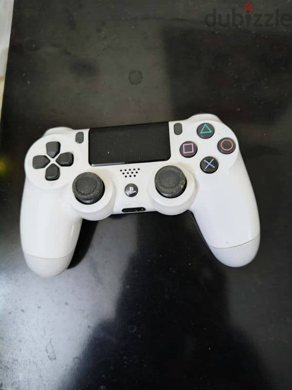 SONY PS4 Controller and 4 games 0