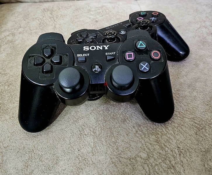 PS3 with 2 CONTROLLERS and downloaded GAMES 2