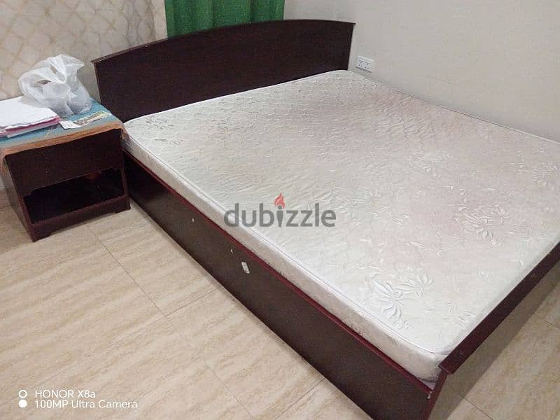 King size bed with mattress 0