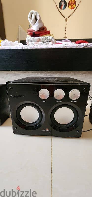 Home speakers with woofer 0