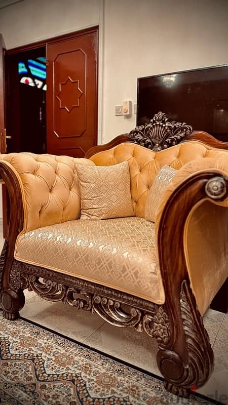 Luxurious Royal Sofa – Elegant & Timeless Design 4