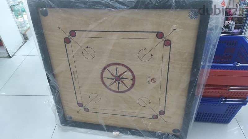 carrom board and striker 0