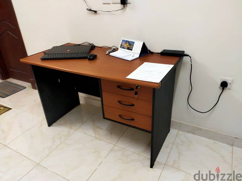 Office Table in Excellent condition for Sale 0