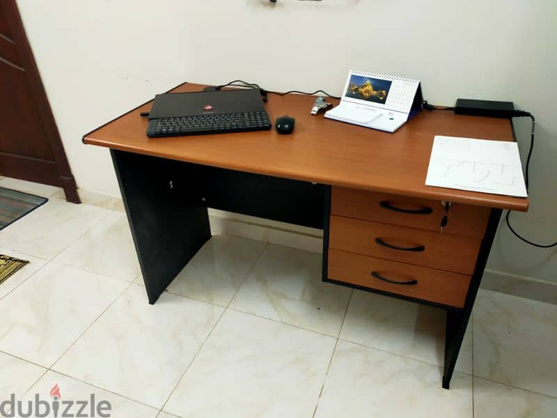 Office Table in Excellent condition for Sale 1