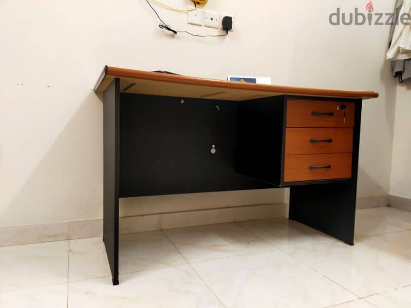 Office Table in Excellent condition for Sale 2