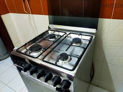 4 Burner Gas Cooking Range with Grill in Excellent condition for Sale