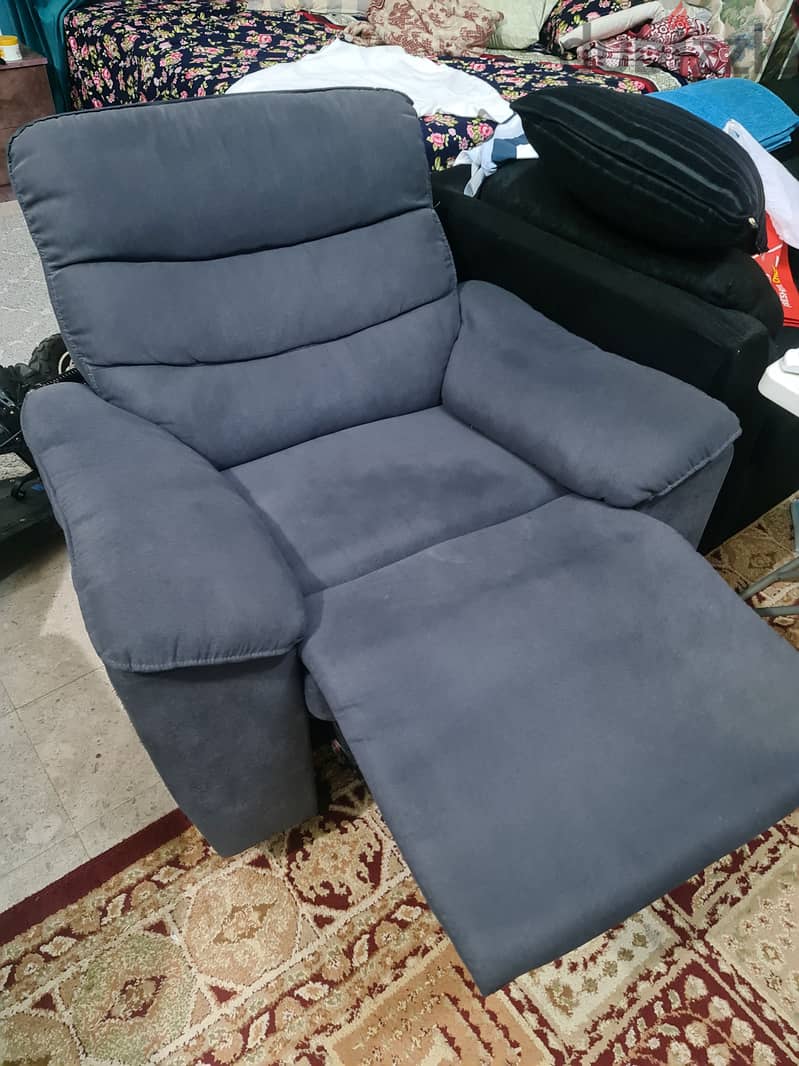 recliner very goode and clean 3