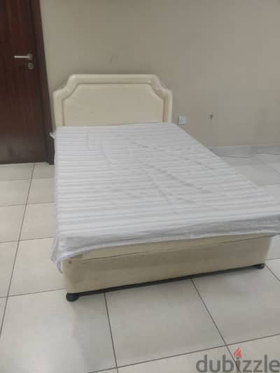 Single bed (120 cm x 180 cm) with Matress