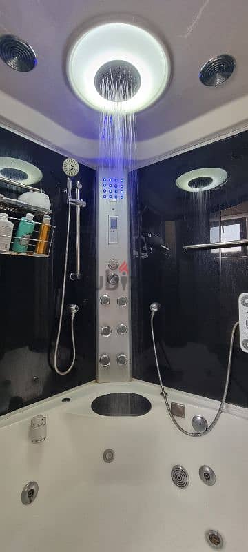 Jacuzzi with rain shower, steam room جاكوزي مع شاور وغرفة بخار