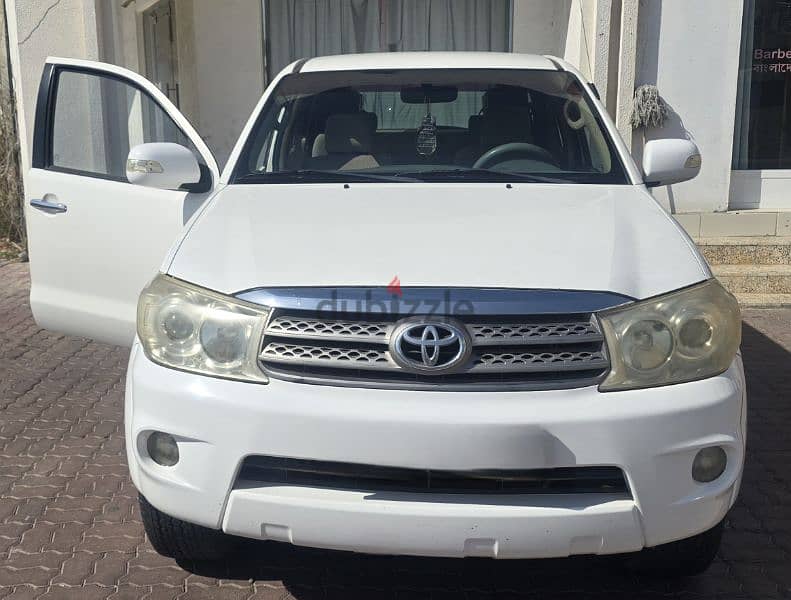 Toyota Fortuner 2011 0