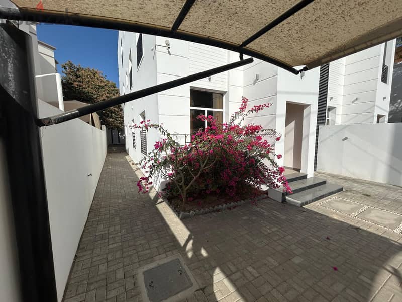 Stunningly Modern 4 bedroom villa with external maid located in Azaiba 10