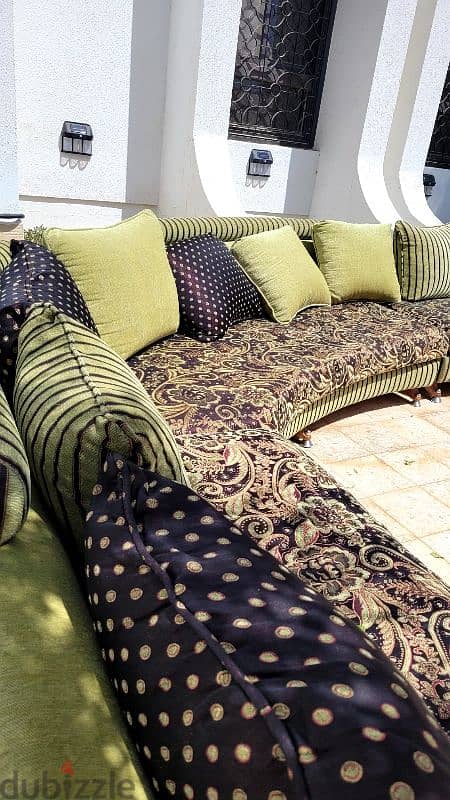 Sofa Set For Sale/ طقم كنب نصف دائري للبيع 4