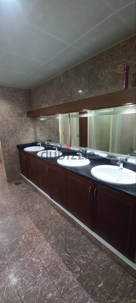 6Me1 Fabulous offices for rent in Qurum near Grand Hayat 10