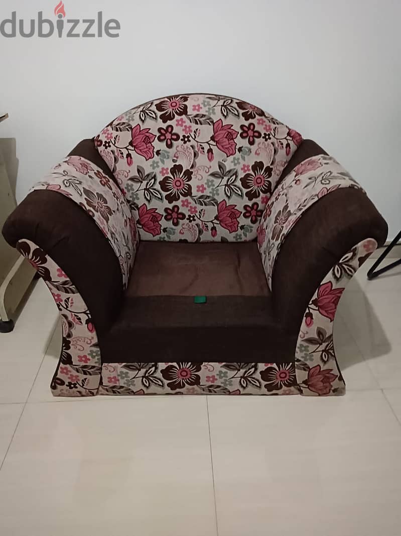 Single chair big size Sofa available for sale @7 rial 0