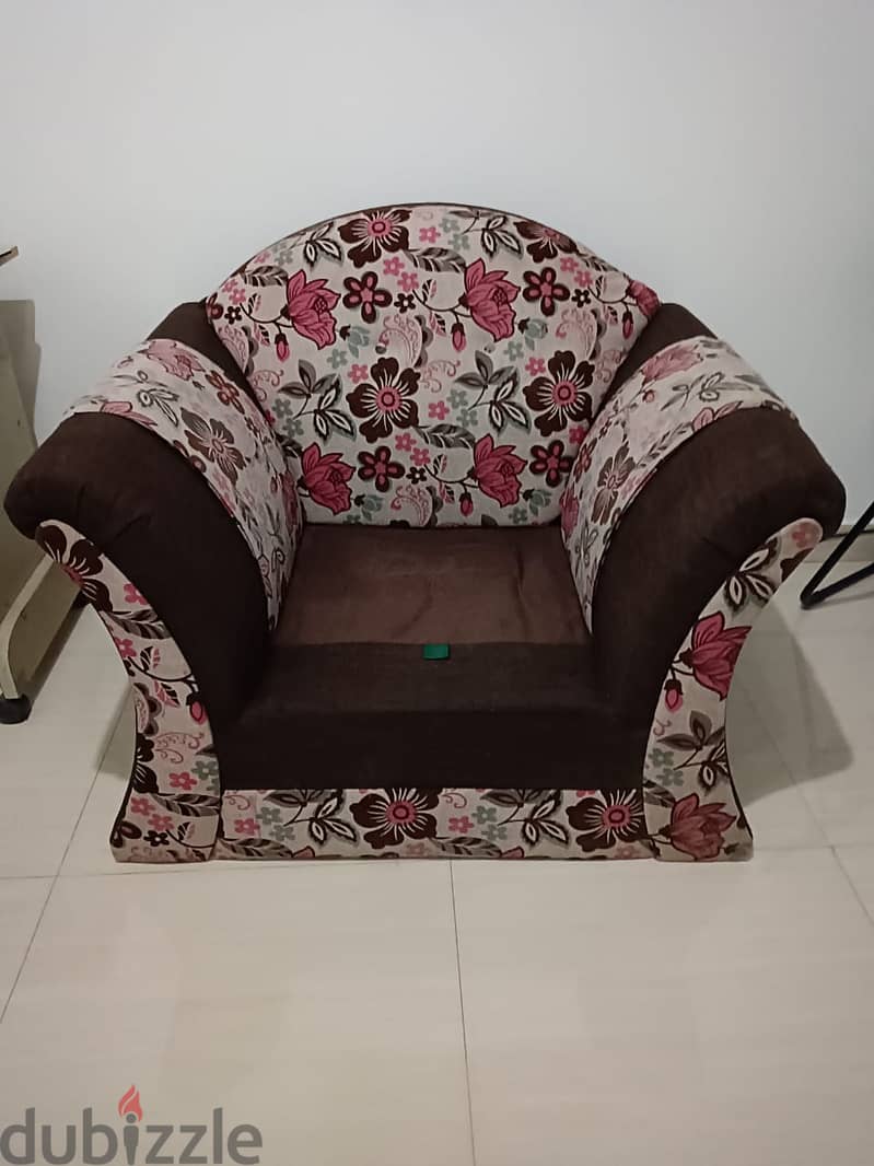 Single chair big size Sofa available for sale @7 rial 1