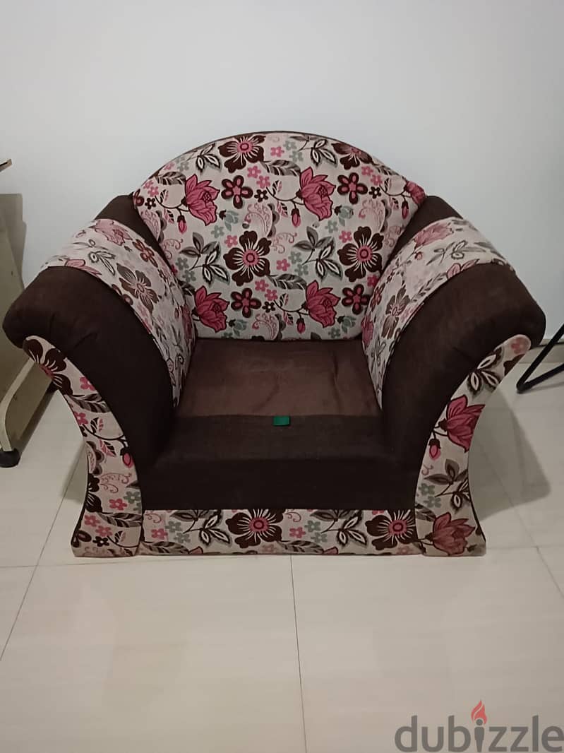 Single chair big size Sofa available for sale @7 rial 2