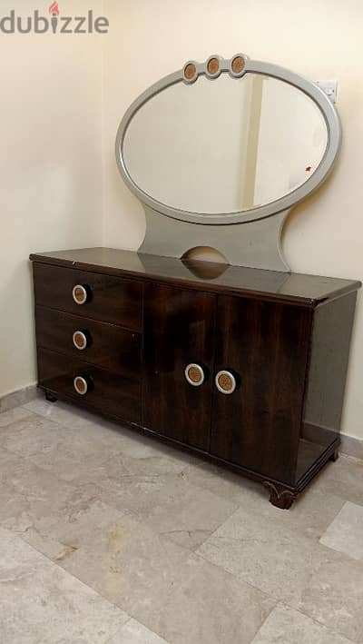 Dressing table with an classic eleptical mirror