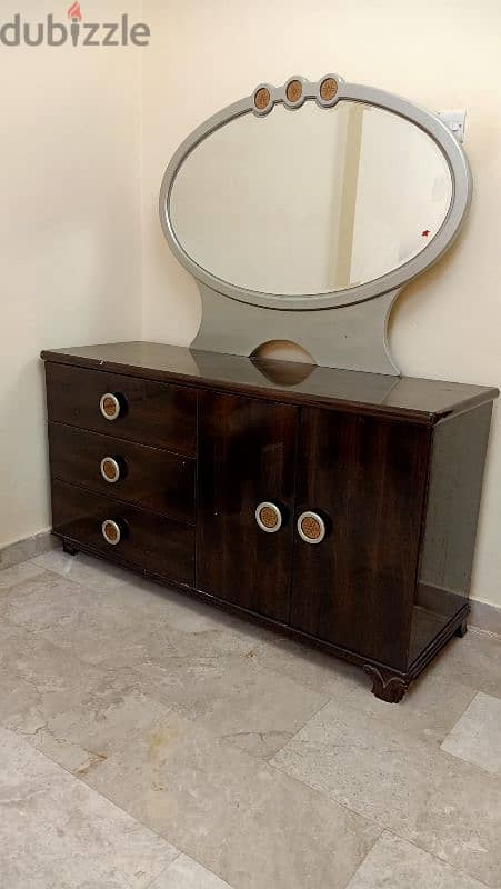 Dressing table with an classic eleptical mirror 0