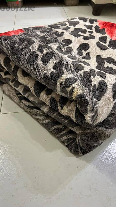 Black and white colour King size blanket for sale 2