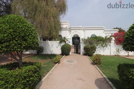 Azaiba -Beatiful 5 Bedrooms Villa with huge garden