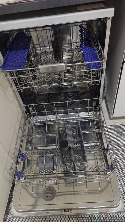 LG Dishwasher In Very Good condition