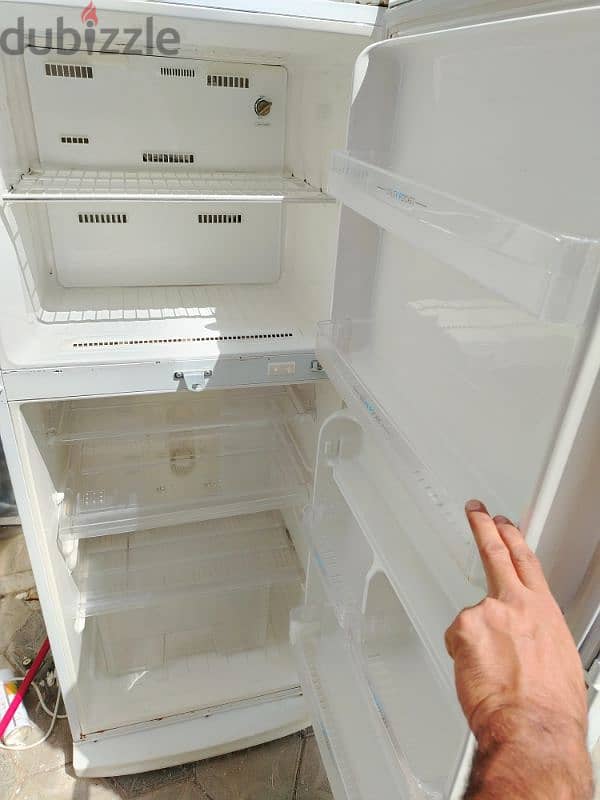 Small Medium&Big size fridges are available  in good price 20r to 80r 3